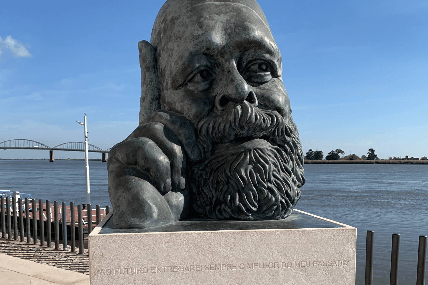 vila franca de xira library sculpture